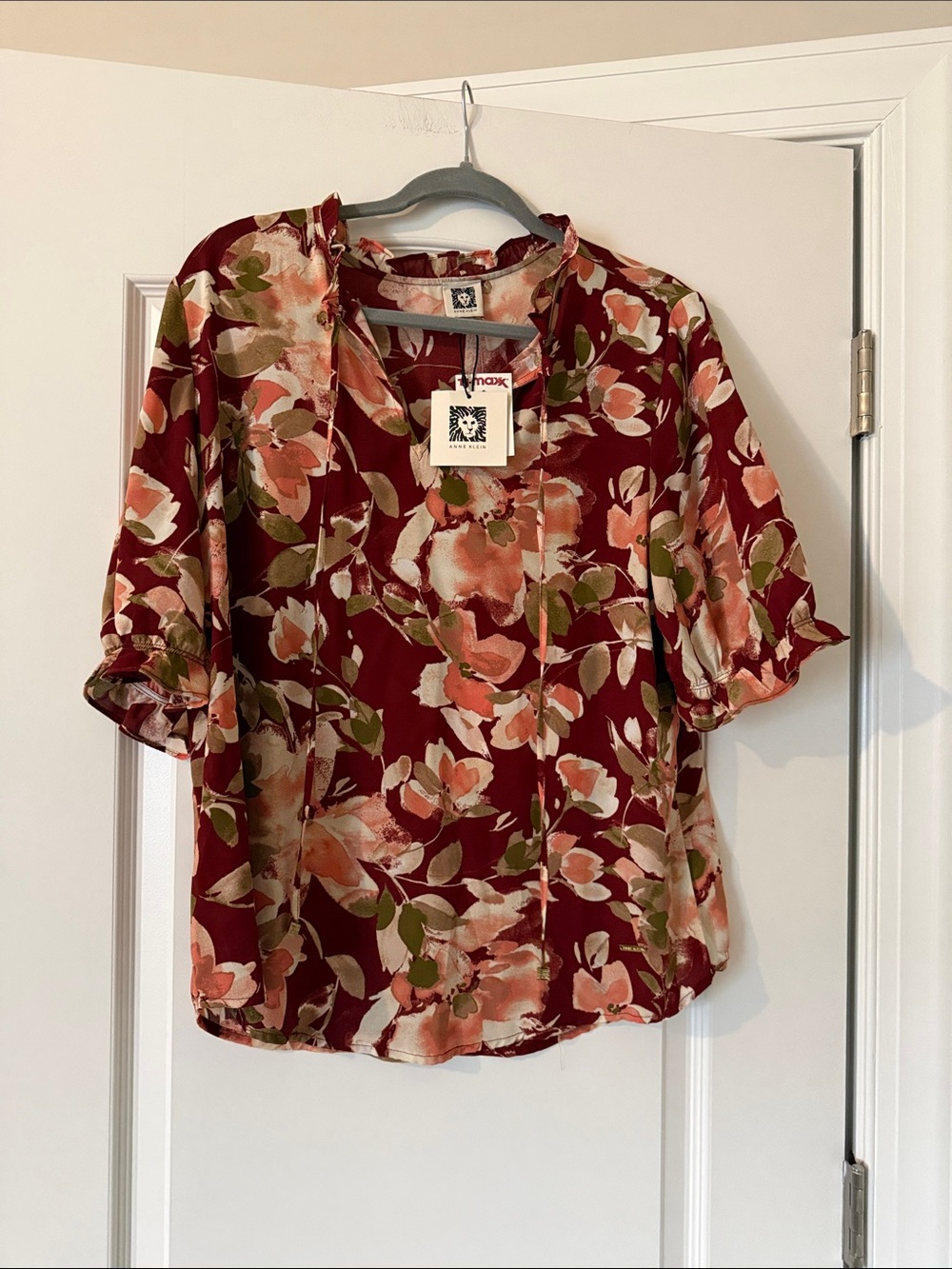 Anne Klein Maroon Floral V-Neck Short Sleeve Blouse